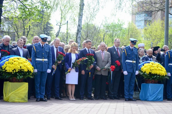 Charkov, 26 april, 2018: Moleben en leggen bloemen — Stockfoto