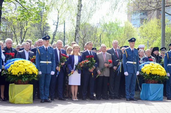 Charkov, 26 april, 2018: Moleben en leggen bloemen — Stockfoto
