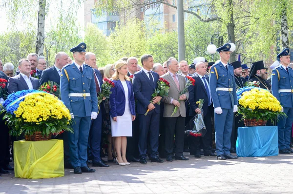 Charkov, 26 april, 2018: Moleben en leggen bloemen — Stockfoto