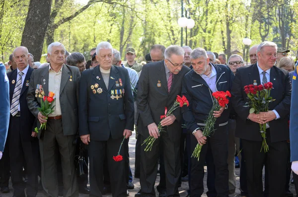 Charkov, 26 april, 2018: Moleben en leggen bloemen — Stockfoto