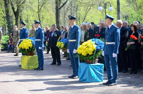 Charkov, 26 april, 2018: Moleben en leggen bloemen — Stockfoto