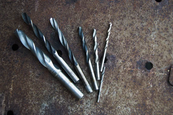 Fúrók, különböző átmérőjű feküdjön egy fémlemezből — Stock Fotó