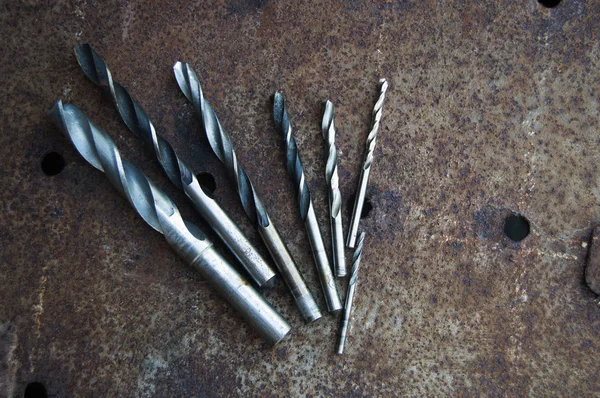 Brocas de diferentes diâmetros estão em uma folha de metal — Fotografia de Stock