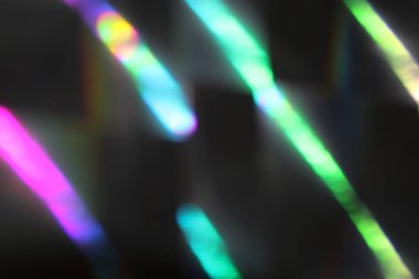 parlak renkli siyah arka plan üzerinde bulanık şeritler