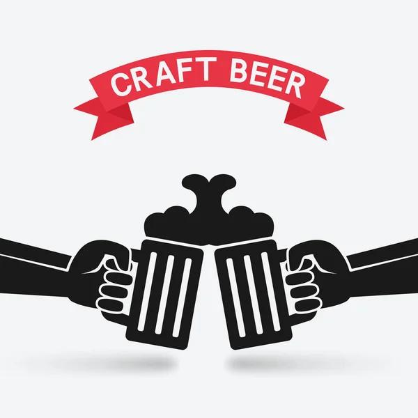 Pancarta de cerveza artesanal. manos con tazas de cerveza — Vector de stock