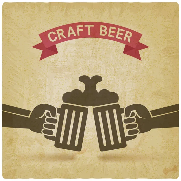 Pancarta de cerveza artesanal. manos con jarras de cerveza fondo vintage . — Vector de stock