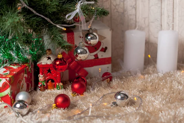 木の下のクリスマスプレゼント — ストック写真