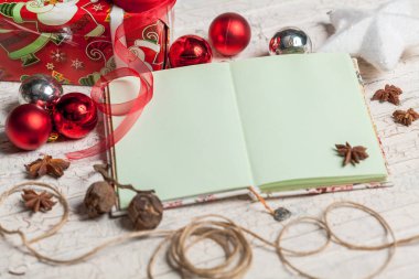 Yeni yıl partisi için hazırlanıyor