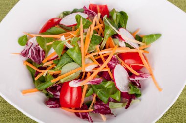 taze sebze salatası turp ve kiraz