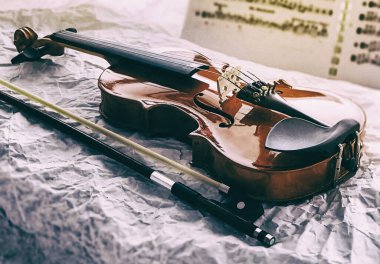 Keman ve yayların soyut sanat tasarımı arka planı bulanık notaların, klasik ve sanat tonlarının önüne koyulmuş bulanık ışık