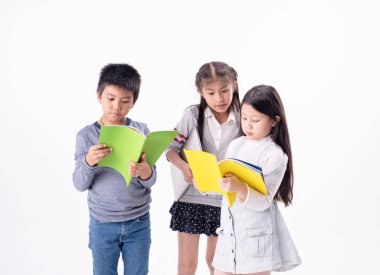 Bir grup çocuk kitap okuyorlar, ilgileniyorlar, birlikte aktiviteler yapıyorlar.