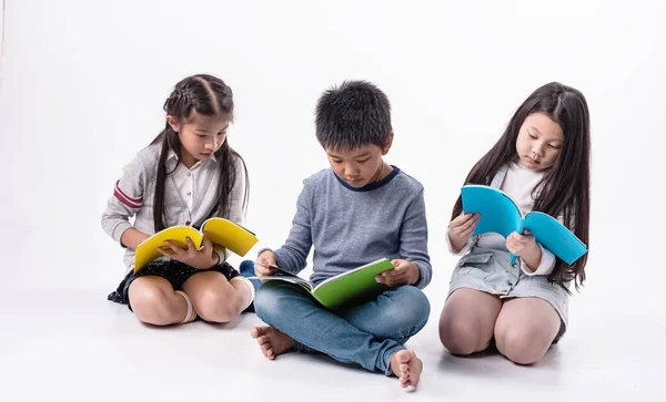 Groep Kinderen Die Samen Het Boek Lezen Met Geïnteresseerd Gevoel — Stockfoto