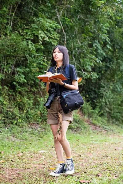 在森林里散步的美丽女人 在国家公园里的自然小径 — 图库照片