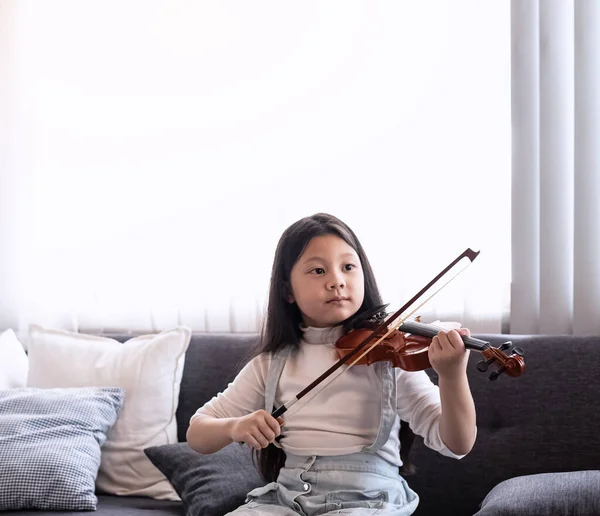 Niña Tocando Violín Sala Estudio Música Con Sensación Interés Aorte — Foto de Stock