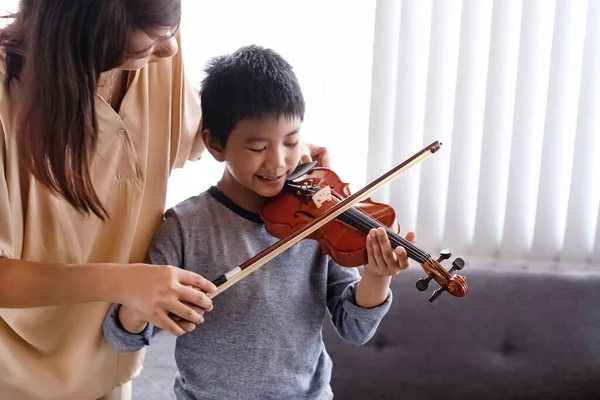 Profesor Enseñando Niños Pequeños Por Tocar Violín Clase Música Estudio — Foto de Stock