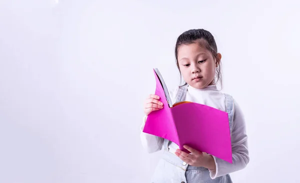 Het Kleine Meisje Lezen Boek Aan Rechterkant Van Achtergrond Met — Stockfoto