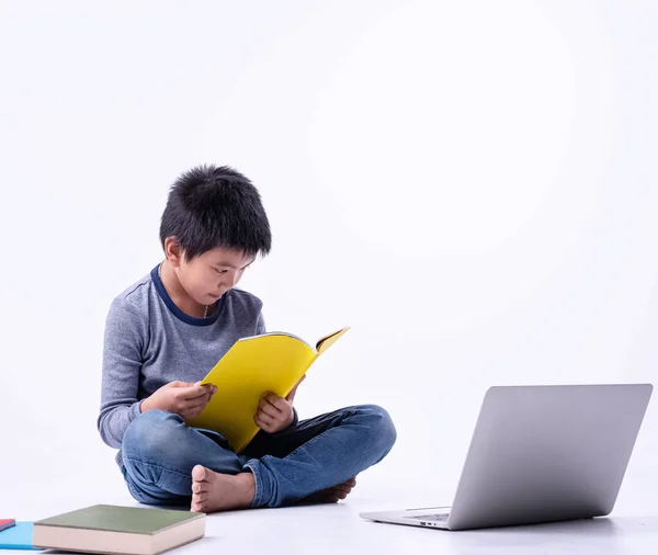 Fiatal Fiú Olvasás Könyv Érdekelt Érzés Laptop Jobb Oldalon Okos — Stock Fotó