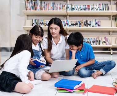 Güzel bir kadınla kitap okuyan bir grup çocuk. İlgili hisleri olan, kütüphanede, bulanık bir ışık altında.
