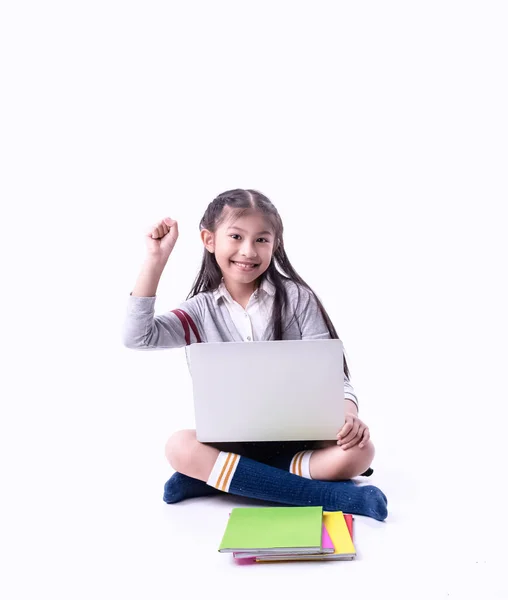 Kislány Aki Laptoppal Keresi Adatokat Emelje Fel Kezét Levegőben Mosolyogva — Stock Fotó