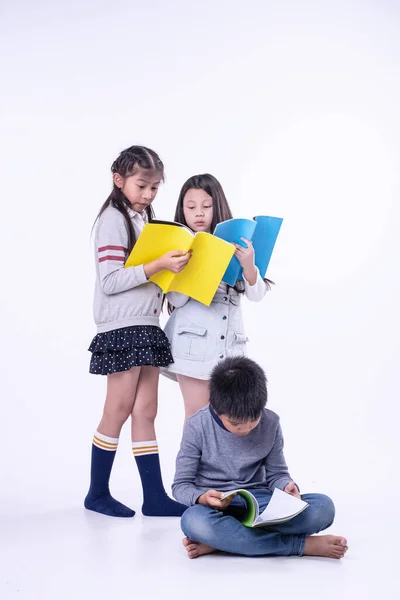 Dos Jovencitas Encuentran Espalda Del Joven Novio Están Leyendo Libros —  Fotos de Stock