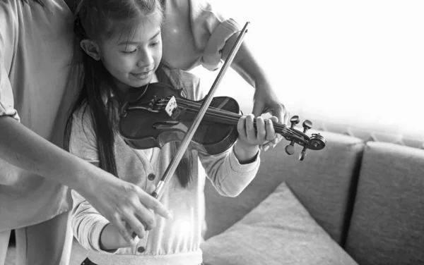 Insegnante Che Insegna Ragazzina Suonare Violino Classe Musica Studio Sala — Foto Stock