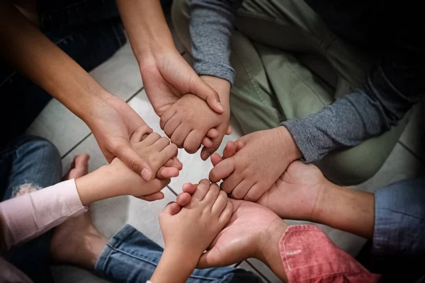 Nella Messa Fuoco Selettiva Adulti Bambini Mani Impilate Insieme Collaboratore — Foto Stock