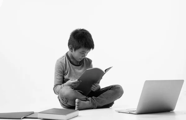Fiatal Fiú Földszinten Olvasás Könyv Érdekelt Érzés Fekete Fehér Hang — Stock Fotó