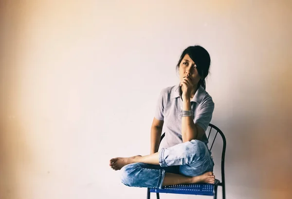 壁に座っている孤独の女性の抽象的なアートデザインの背景 不幸な感情 動揺し しようとしました 負の感情 うつ病性障害症候群 — ストック写真