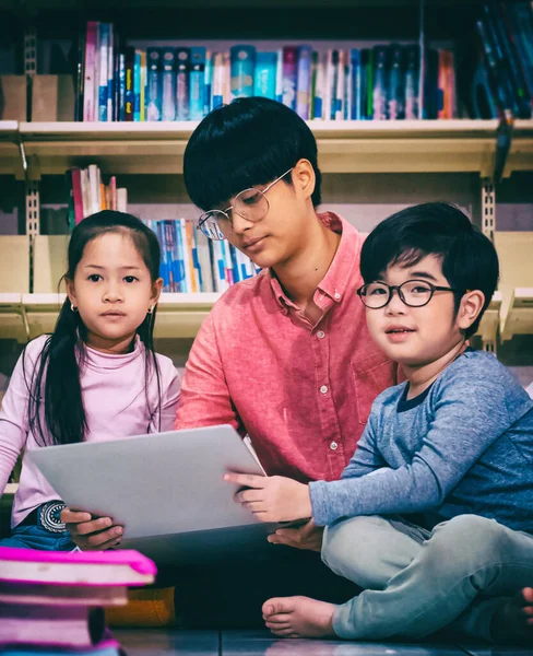 Absztrakt Művészeti Háttér Ázsiai Tanár Két Gyerek Földszinten Laptoppal Könyvtárban — Stock Fotó