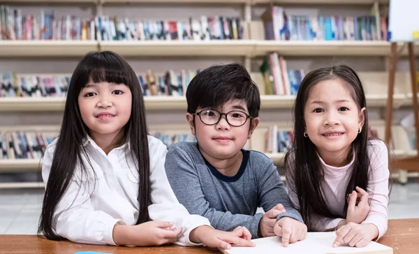 Groep Kinderen Lezen Boek Bibliotheek Doen Activiteiten Samen Wazig Licht — Stockfoto