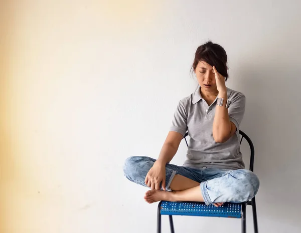 Ensamhetskvinnan Sträcker Upp Handen Rör Vid Huvudet Känner Sig Olycklig — Stockfoto