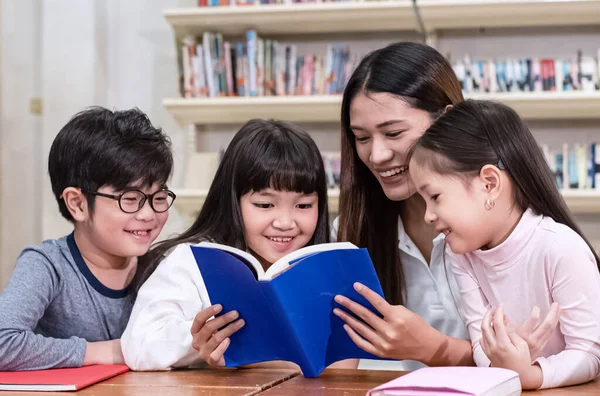 Gyönyörű Könyvet Olvas Három Gyerekkel Boldog Érzéssel Osztályteremben Elmosódott Fény — Stock Fotó