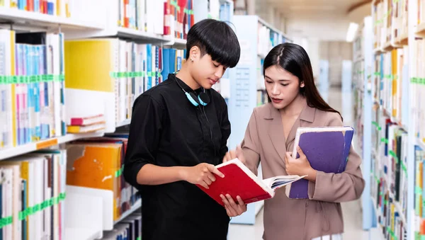 Dos Jóvenes Adolescentes Hablando Leyendo Libro Juntos Buscando Datos Para — Foto de Stock