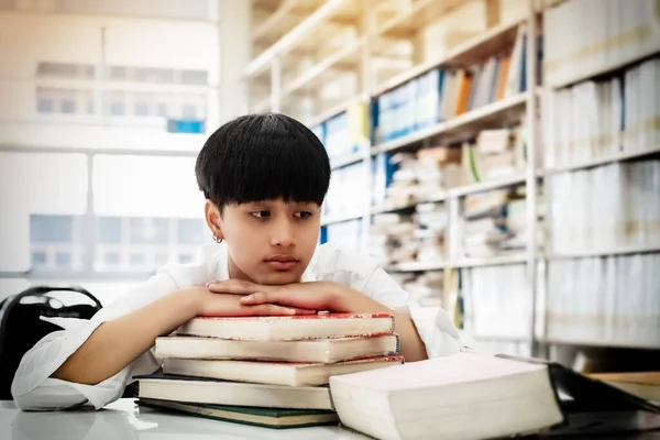 Adolescente Joven Apoya Mentón Con Libros Buscando Datos Para Examen — Foto de Stock