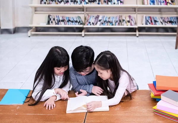 Groep Kinderen Leesboek Bibliotheek Met Geïnteresseerd Gevoel Wazig Licht Rond — Stockfoto