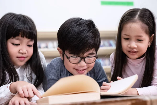 Groep Kinderen Leesboek Bibliotheek Met Interesse — Stockfoto