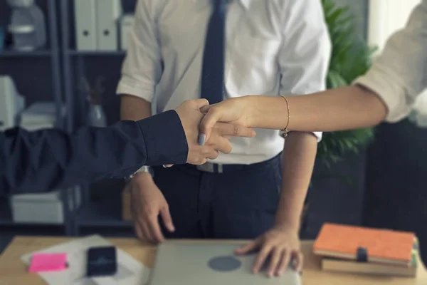 Selectieve Focus Van Het Bedrijfsleven Werknemer Handen Schudden Samen Teken — Stockfoto