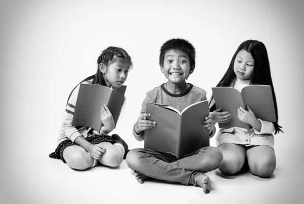 Garotinho Sentado Meio Garotas Eles Estão Lendo Livros Fazendo Atividade — Fotografia de Stock