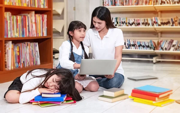 Kislány Alszik Nővére Megtanulja Használni Laptopot Gyönyörű Tanárral Elmosódott Fény — Stock Fotó