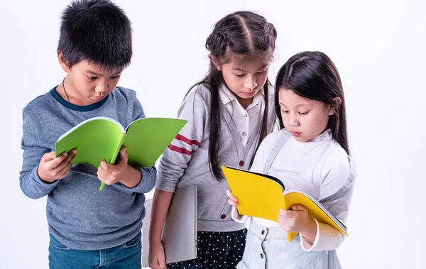 Grupo Crianças Lendo Livros Com Sentimento Interessado Fazendo Atividade Conjunto — Fotografia de Stock