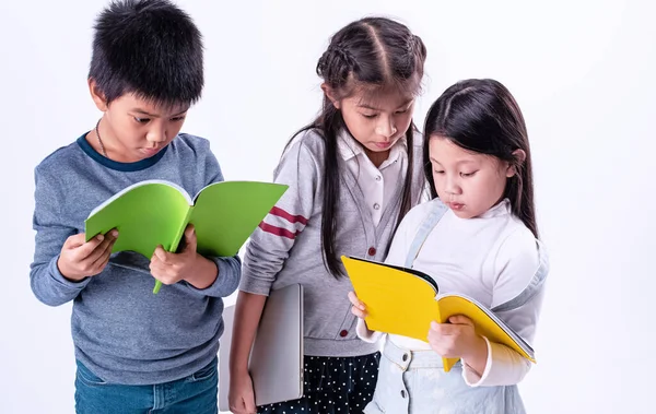 Gruppe Von Kindern Liest Bücher Mit Interessiertem Gefühl Macht Gemeinsame — Stockfoto