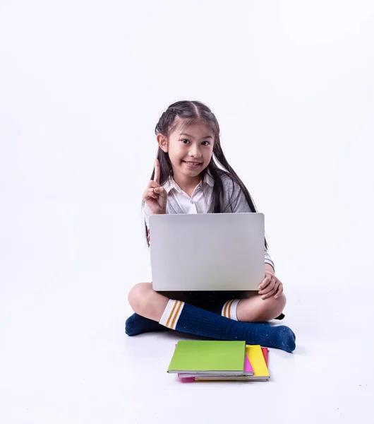 Kislány Aki Laptoppal Keresi Adatokat Mutogat Egy Ujjal Levegőben Mosolygós — Stock Fotó