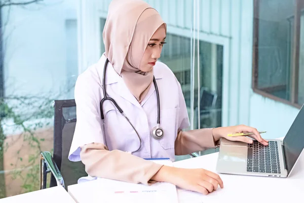 Femme Musulmane Médecin Utilisant Ordinateur Portable Pour Recherche Données Recherche — Photo