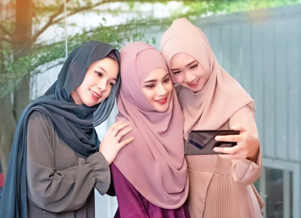 Три Красивые Женщины Хаджабах Помощью Мобильного Телефона Фотографируются Вместе Позируют — стоковое фото