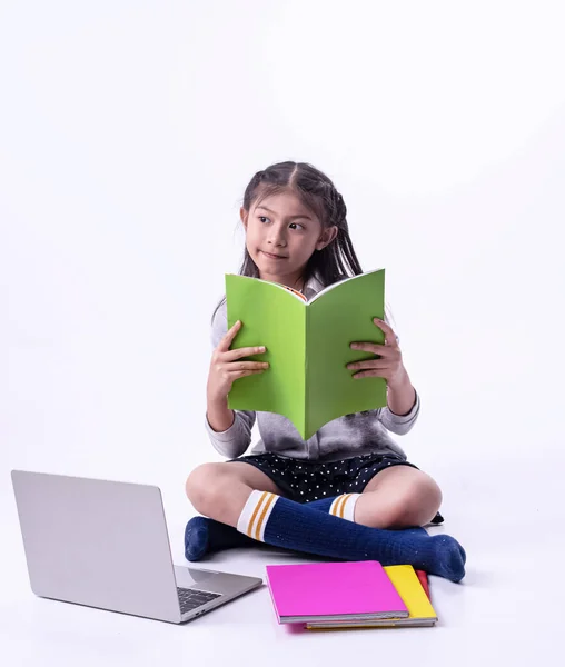 Het Kleine Meisje Lezen Boek Denken Met Geïnteresseerd Gevoel Laptop — Stockfoto