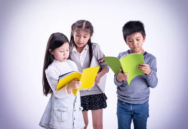 Gyerekek Csoportja Könyveket Olvas Érdeklődő Érzéssel Együtt Dolgoznak Okos Gyerekek — Stock Fotó