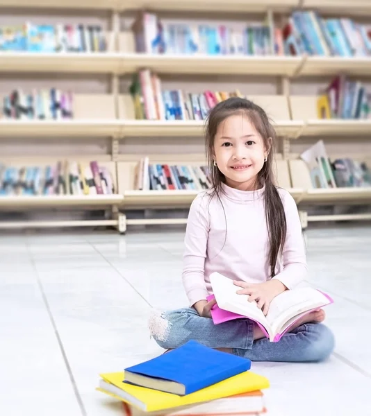 Zemin Katta Oturan Küçük Kız Ilginç Duygularla Kitap Okuyor Etrafta — Stok fotoğraf