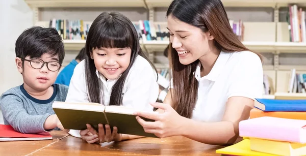 Mooie Vrouw Twee Kinderen Die Samen Het Boek Lezen Met — Stockfoto