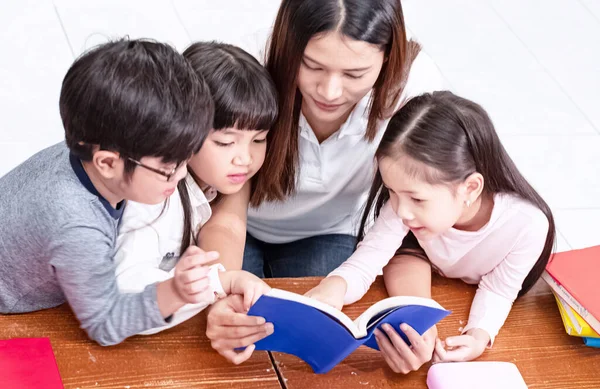 Bella Mujer Tres Niños Leyendo Libro Juntos Con Alegría Alegría — Foto de Stock