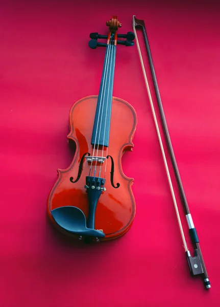 Die Hölzerne Geige Und Bogen Auf Rotem Hintergrund Zeigen Details — Stockfoto